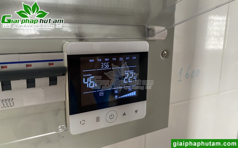Máy hút ẩm treo trần Kosmen KM-480DS có màn hình cảm ứng 
