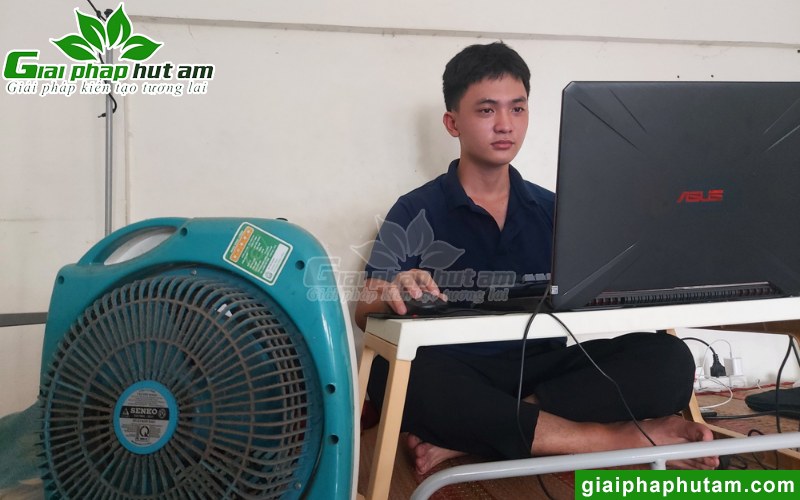 Không gian phòng trọ rất cần máy lạnh di dộng 